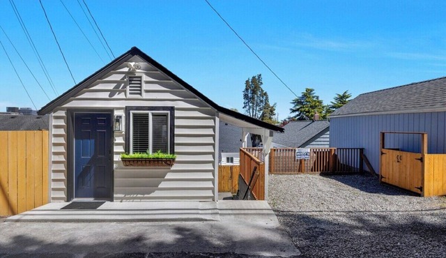 Rucker Avenue Cozy Bungalow in Everett