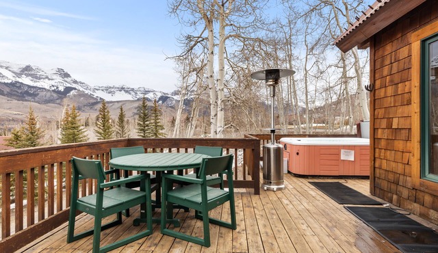 Russell Home by AvantStay | Expansive Deck, Stunning Views & Hot Tub! in Telluride