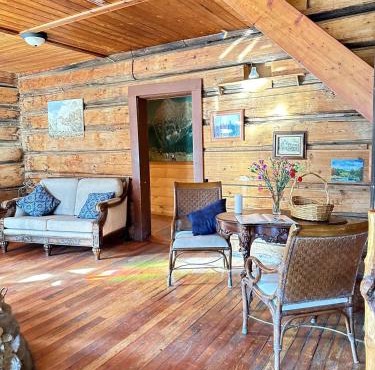 Rustic Beaverfoot Lodge Room N10 in Parson