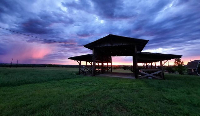Rustic Bunkhouse on 6 acres - 30 minutes from Fort Worth! in Cleburne