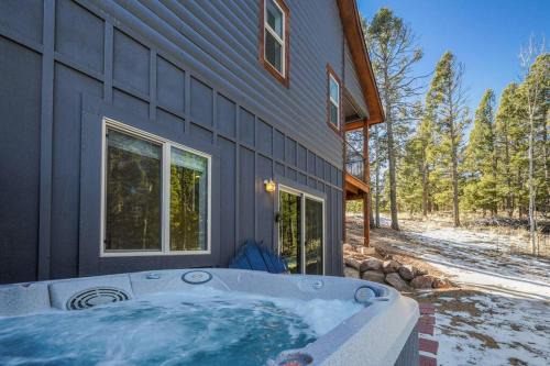 Rustic cabin charm w/hot tub, arcade basketball in Woodland Park