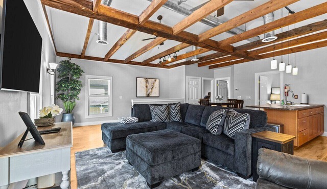 Rustic Charm 2BR Downtown Burl. in Burlington