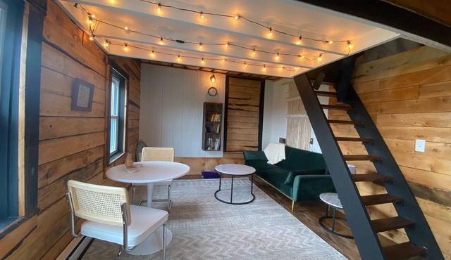 Rustic intimate cabin nestled in a picturesque mountains viewing the Catskills. in Worcester