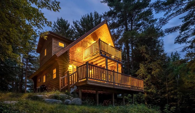 Rustic Log Cabin with Jacuzzi Bathtub in the Adirondack Mountains, New York in Wilmington