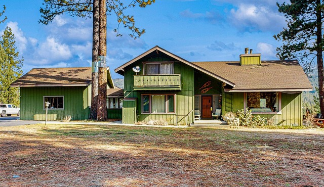 Rustic riverfront house with wood stove & valley views from private deck in Graeagle