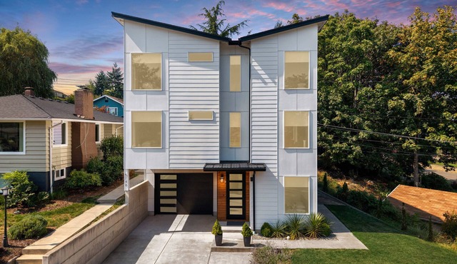Ruston Retreat: Sauna, ice bath, Modern 4B 4BA & Stunning Water View in Tacoma