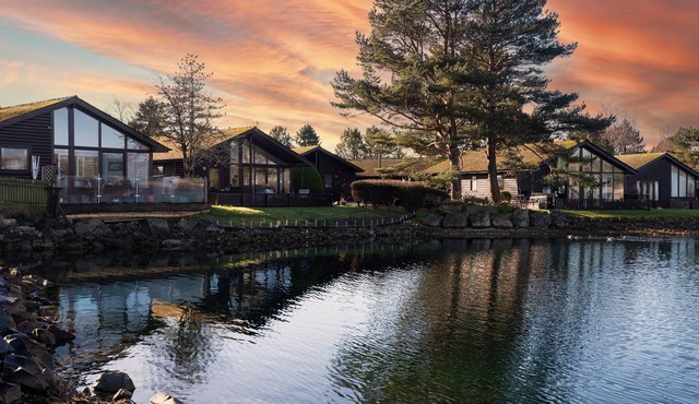 Sandmartin Lodge a lakeshore haven @ Pine Lake Resort in Carnforth