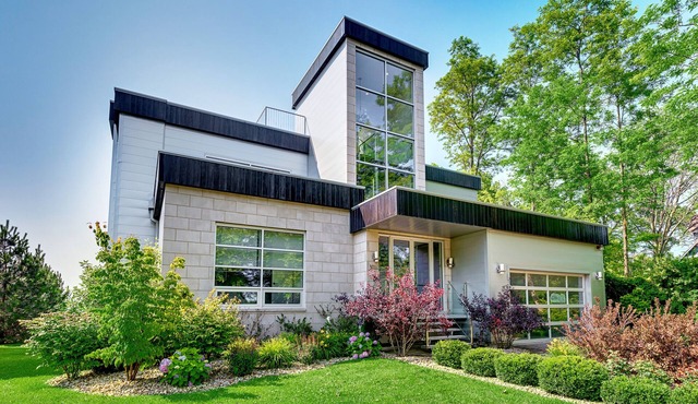 Sandy Shores: Stunning Modern Beach House with Sunset views over Lake Michigan in Benton Harbor
