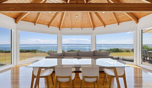 Seaside Sanctuary: Pool & Beachfront - WIFI, Linen, Pool, Spa, Beachfront in Ventnor