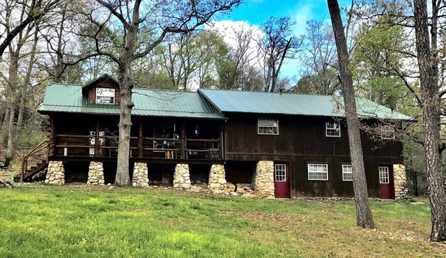 Secluded authentic log cabin with firepit, pizza oven & private patio in Eureka Springs