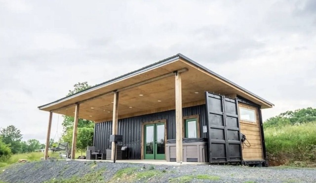 Secluded Mountain Container - Hot Tub & King Bed in Hatfield