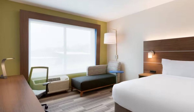 Serene Room w/Plush Bed & Private Bathroom Near Cincinnati Zoo – 15 Min Drive in Cincinnati