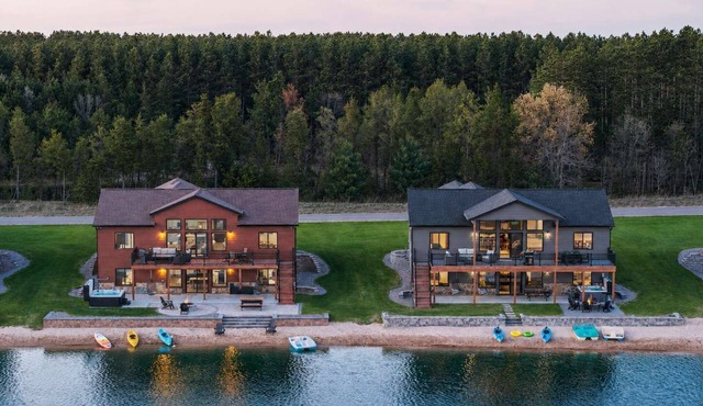 Sleeps 40! 2 Homes Hot Tubs Pickleball Lake Front Private Beach in New Lisbon