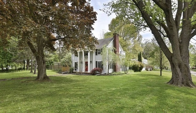 Smart design, while keeping comfort in mind. Private yard & nature park. in Rochester