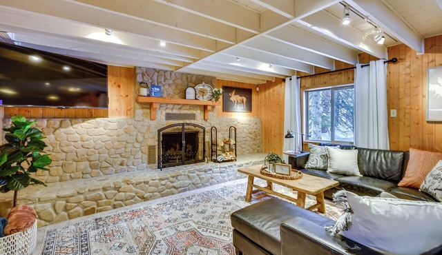 Solitude Mountain Cabin: Creek-Side View & Hot Tub in Brighton