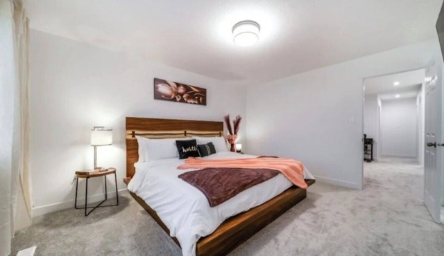 Soothing 3BDRM-King house near ice rink and golf course with WiFi in Stony Plain in Stony Plain