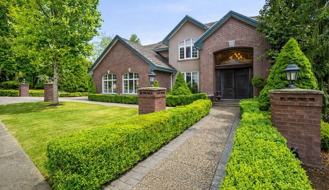 Spacious 1 Bedroom Executive Suite | 1,190 SF | Private Entrance | Free Parking in Coquitlam
