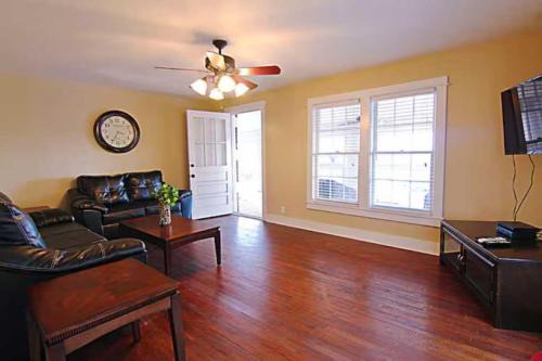 Spacious 2BR Condo Near Wilson Park and Live music in Florence