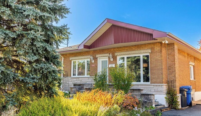 Spacious 4BDRS Entire House near DT, Free Parking in Longueuil