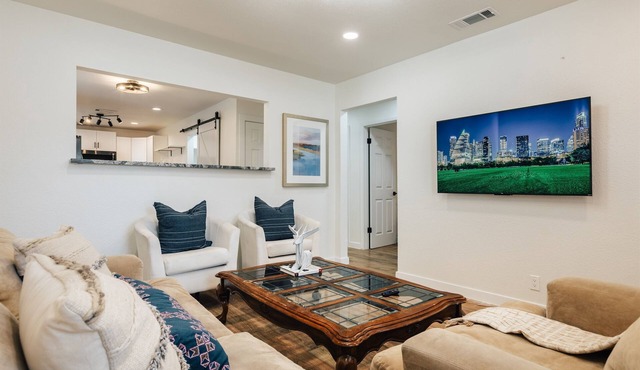 Spacious 4BR SoCo Retreat by Barton springs, Zilker❤️ Near Downtown in Austin