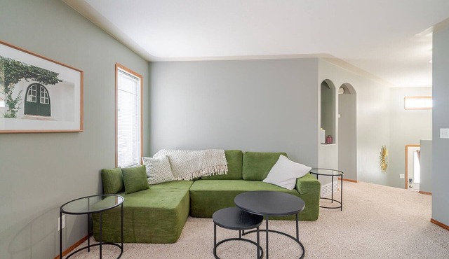 Spacious 5 Bedroom - 2 Self Contained Suites - Work Crews Dream in Red Deer