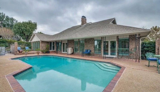 Spacious 5-bedroom executive home in prestigious community of Shepherds Glen. in Heath