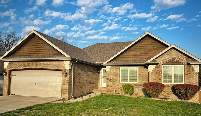 Spacious 5-bedroom house with hot tub, firepit, movie room in quiet Battlefield in Battlefield