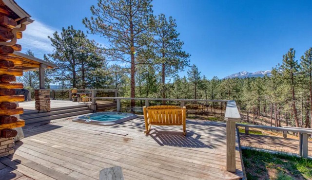 Spacious cabin in the woods w/a private hot tub, deck, & fireplace SUV needed in Woodland Park