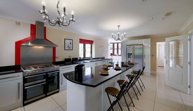 Spacious home 4 large families, contractors welcome in Wolverhampton