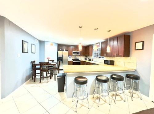 Spacious Home Sleeps 12 Ideal for Groups in Houston