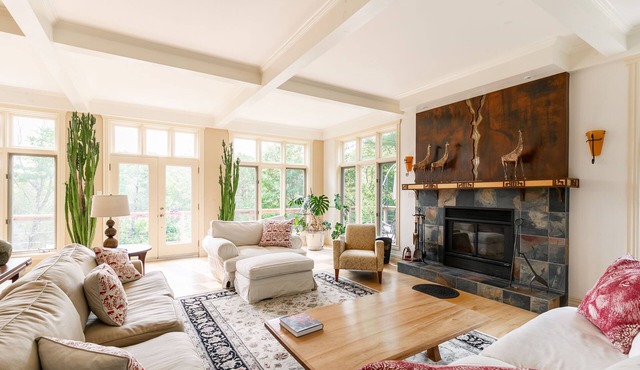 Spacious Laurentian Retreat: Xmas/NY available! in Saint-Hippolyte