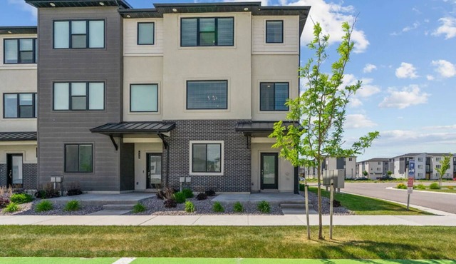 Spacious, modern 4-bedroom townhome w/AC near Ski/Snowboarding Resort in American Fork