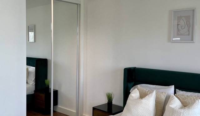 Spacious modern studio apartment in London in Barking