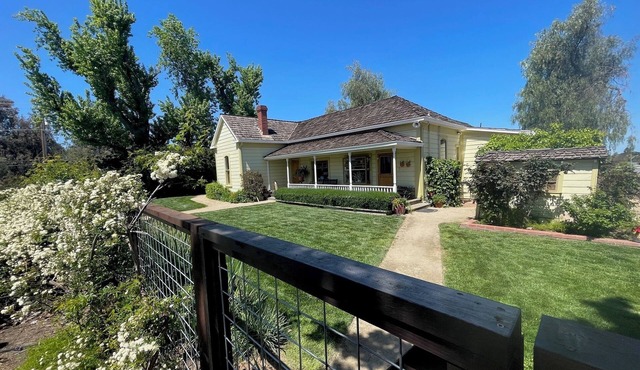 Spacious modernized 5-bedroom farmhouse on vineyard in Oakley