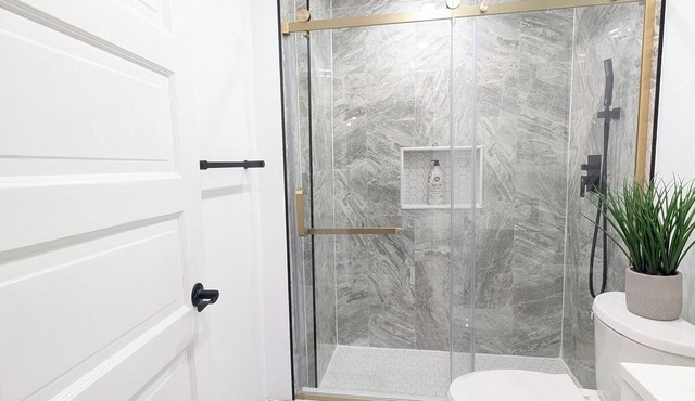 Spacious Two Bedroom Suite Perfect For Longer Stays Sleeps 4 in Windsor