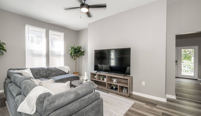 Spacious, Updated 6 BDR Home Sleeps 14! Perfect for Families or Large Groups in Cincinnati