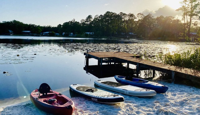 Special Offer!! Sand Lake Retreat! LakeFront w/Private Beach + Tiny House in Interlachen