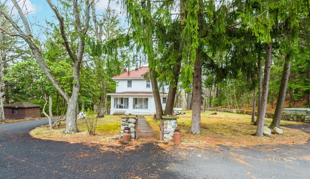 Sprawling Lakeside Retreat: 32 Acres, 3BR/2Bath in Kinnelon