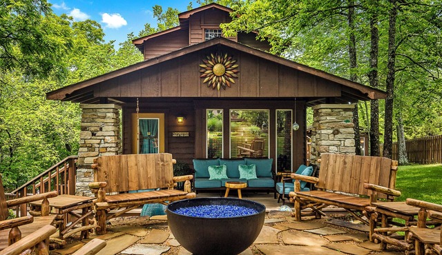 Stunning 2 Bedroom Cabin In The Woods, Covered Porch, Jacuzzi, Kitchen & Hot Tub in Eureka Springs