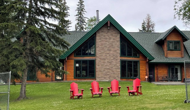 Stunning Waterfront Lodge | Sleeps 16 in Cherhill