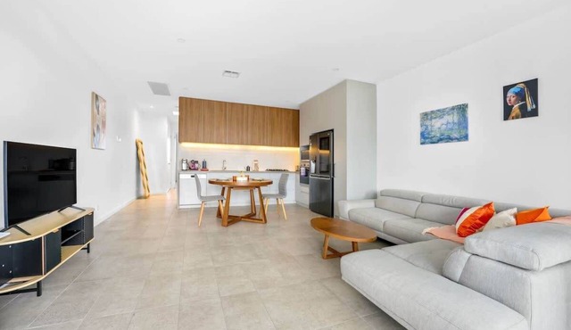 Stylish 2BR Home in Doncaster with parking in Doncaster