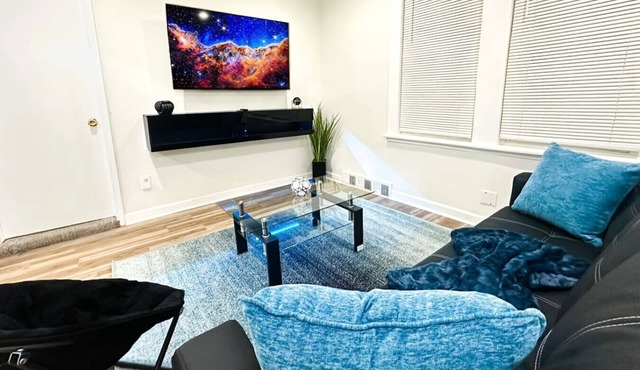 Stylish and Relaxing Apt w/Parking and Easy Access to City and Airports in Forest Park
