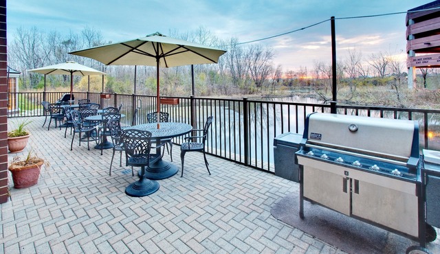 Suite Near the Heart of Chicago | Complimentary Breakfast in Oakbrook Terrace