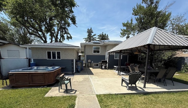 Sunny Southern Alberta Oasis in Coaldale