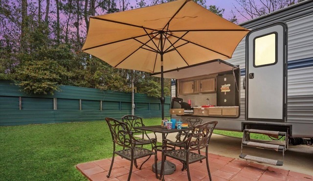 Super- fun camper with plenty of room for a full-size family, lots of comfy beds + full kitchen, bath, and separate bedroom for Mom & Dad. There's even a nice patio with outdoor kitchen and seating area for barbecues, bacon & eggs in the morning, et in Pace