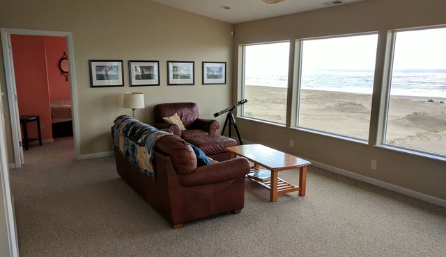 Sweeping ocean views on two levels, spacious oceanfront house! Fiber Internet. in Waldport