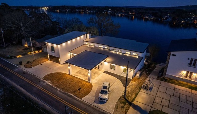 The Good Life, Luxury Modern Lakehouse in Hot Springs