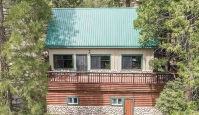 The Lazy Lady. A cozy cabin retreat with beautiful views close to town. in Shaver Lake