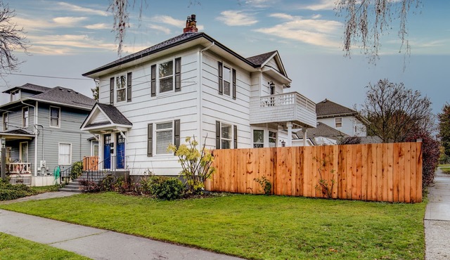 The Pine House: Unit B (near 6th Ave, UPS, UW, and Point Ruston) in Tacoma