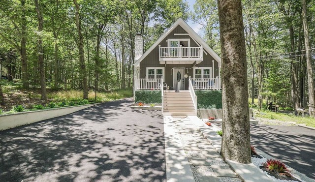 The Poconos Fun Chalet w/Game Room in Tobyhanna